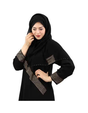 Robe Dubai noire ornée de strass dorés avec son châle assorti (hijab) pour femme voilée 