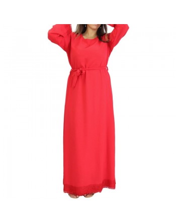 Robe rouge vermeil avec finition en dentelle 