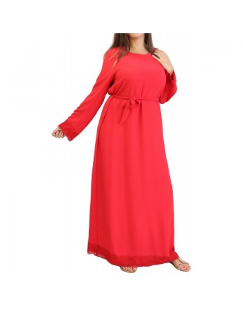 Robe rouge vermeil avec finition en dentelle 
