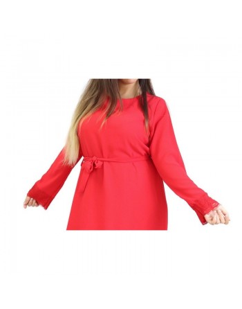 Robe rouge vermeil avec finition en dentelle 