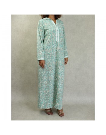 Robe fluide style djellaba marocaine avec capuche motifs fleurie Vert sur un fond couleur beige 