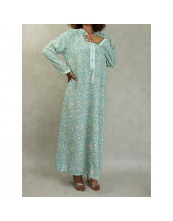 Robe fluide style djellaba marocaine avec capuche motifs fleurie Vert sur un fond couleur beige 