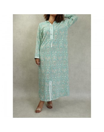 Robe fluide style djellaba marocaine avec capuche motifs fleurie Vert sur un fond couleur beige 