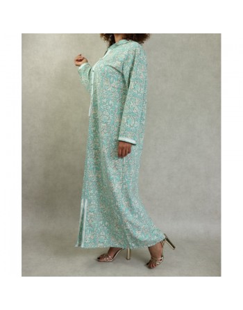 Robe fluide style djellaba marocaine avec capuche motifs fleurie Vert sur un fond couleur beige 