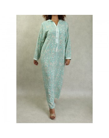 Robe fluide style djellaba marocaine avec capuche motifs fleurie Vert sur un fond couleur beige 