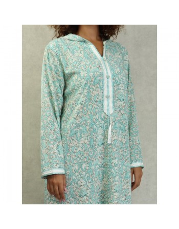 Robe fluide style djellaba marocaine avec capuche motifs fleurie Vert sur un fond couleur beige 