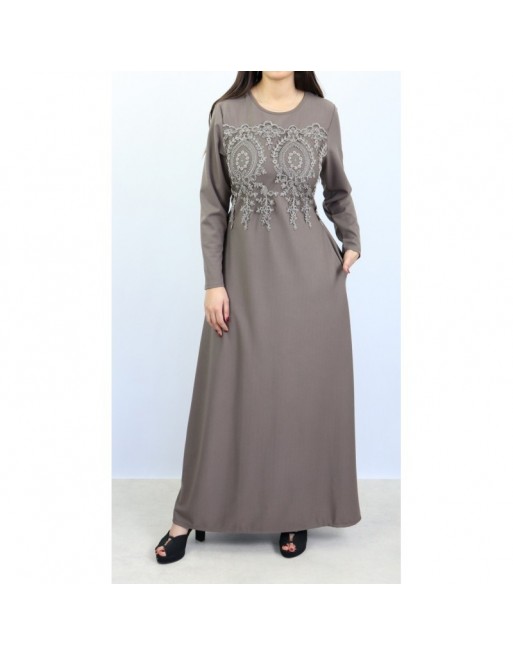 Robe femme avec broderie sur le devant, ceinture et poches (Plusieurs couleurs disponibles) Robe femme avec broderie sur le devant, ceinture et poches (Plusieurs couleurs disponibles)