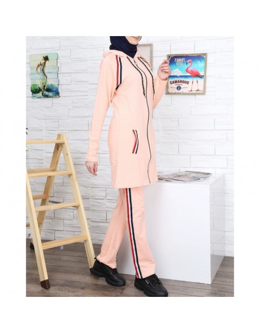 Survêtement femme à capuche de couleur Saumon avec bandes tricolores (Vêtement de Sport pour musulmanes voilées) Survêtement femme à capuche de couleur Saumon avec bandes tricolores (Vêtement de Sport pour musulmanes voilées)