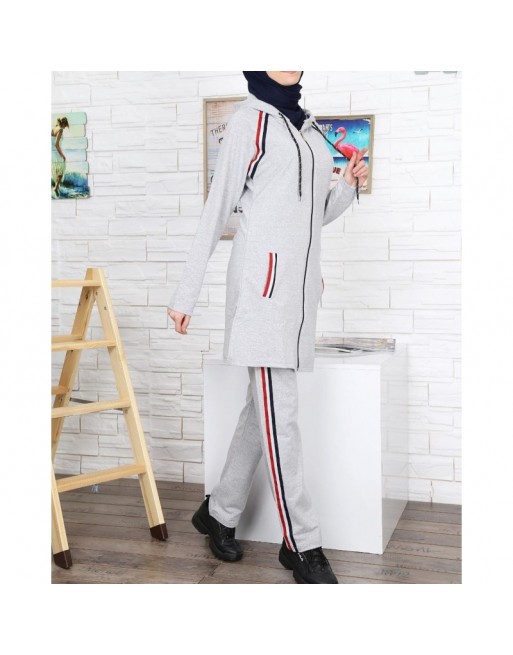 Survêtement femme à capuche de couleur gris clair chiné avec bandes tricolores (Vetement Sport - Hijab - Turquie) Survêtement femme à capuche de couleur gris clair chiné avec bandes tricolores (Vetement Sport - Hijab - Turquie)