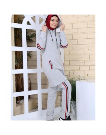 Survêtement femme à capuche de couleur gris clair avec bandes tricolores (Vêtement de Sport pour musulmane avec hijab) 