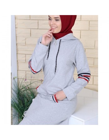 Survêtement femme à capuche de couleur gris clair avec bandes tricolores (Vêtement de Sport pour musulmane avec hijab) 