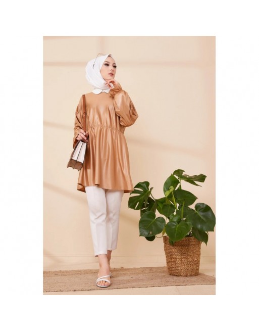 Tunique en skaï (simili cuir) pour femme (Vêtement chic et moderne pour hijab) - Couleur beige foncé Tunique en skaï (simili cuir) pour femme (Vêtement chic et moderne pour hijab) - Couleur beige foncé