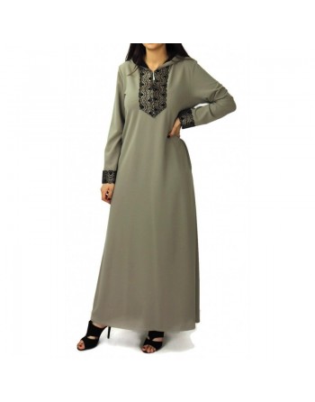 Robe longue type djelaba marocaine moderne avec capuche et motifs dorés pour femme - Couleur taupe 