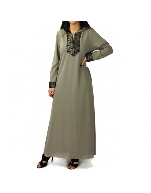 Robe longue type djelaba marocaine moderne avec capuche et motifs dorés pour femme - Couleur taupe Robe longue type djelaba marocaine moderne avec capuche et motifs dorés pour femme - Couleur taupe