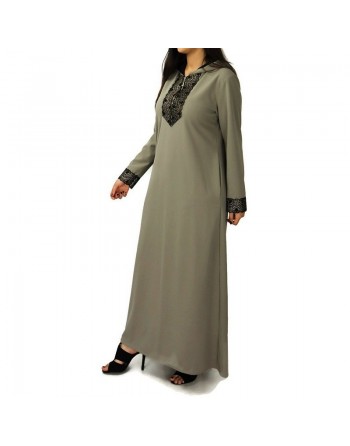 Robe longue type djelaba marocaine moderne avec capuche et motifs dorés pour femme - Couleur taupe 