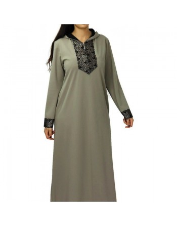 Robe longue type djelaba marocaine moderne avec capuche et motifs dorés pour femme - Couleur taupe 