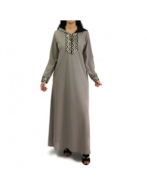 Robe longue type abaya marocaine pour femme avec capuche et motifs dorés - Couleur taupe Robe longue type abaya marocaine pour femme avec capuche et motifs dorés - Couleur taupe