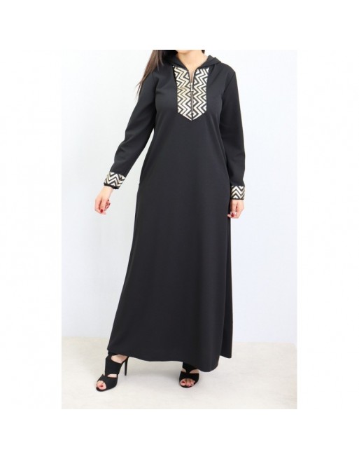 Robe longue type abaya marocaine pour femme avec capuche et motifs dorés - Couleur noire Robe longue type abaya marocaine pour femme avec capuche et motifs dorés - Couleur noire