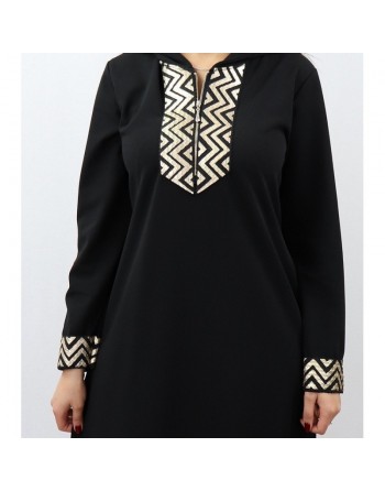 Robe longue type abaya marocaine pour femme avec capuche et motifs dorés - Couleur noire 
