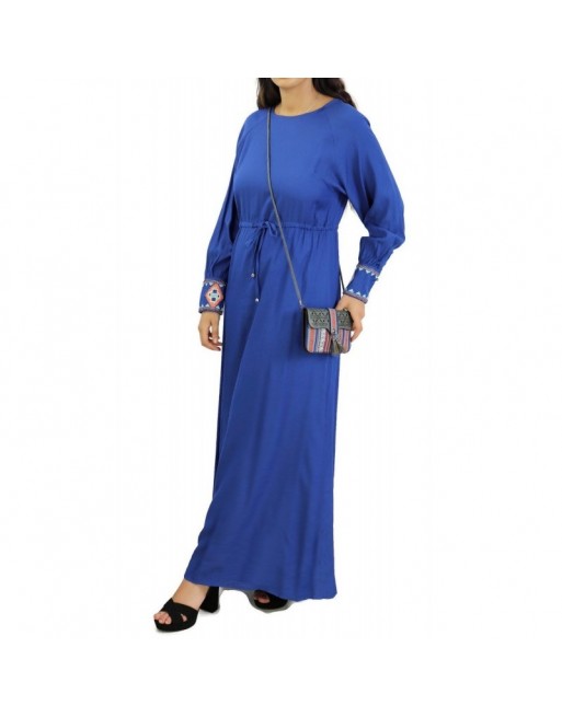 Robe longue bleue avec ceinture intégrée et broderies au niveau des manches Robe longue bleue avec ceinture intégrée et broderies au niveau des manches