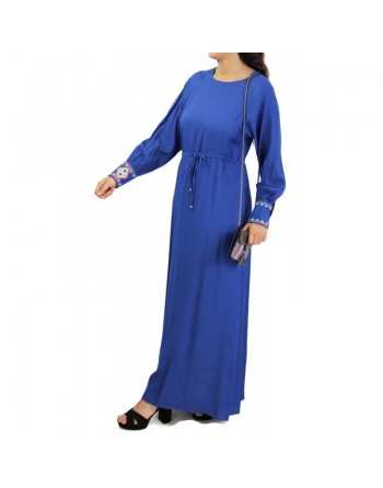 Robe longue bleue avec ceinture intégrée et broderies au niveau des manches 