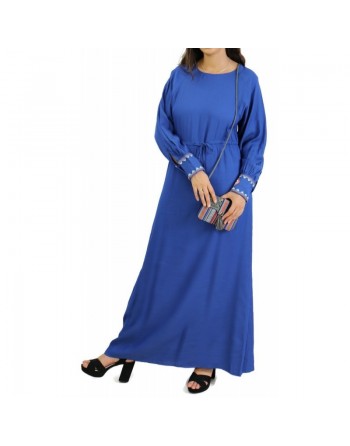 Robe longue bleue avec ceinture intégrée et broderies au niveau des manches 