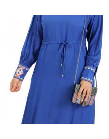 Robe longue bleue avec ceinture intégrée et broderies au niveau des manches 