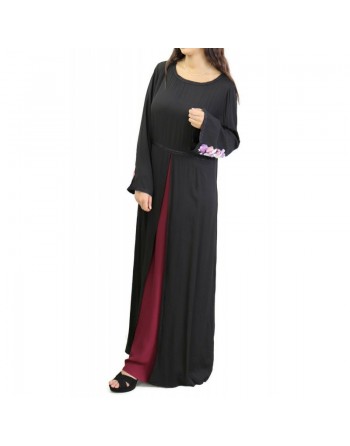 Abaya noire et intérieur bordeaux avec motifs fleuris sur les manches 