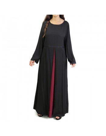 Abaya noire et intérieur bordeaux avec motifs fleuris sur les manches 