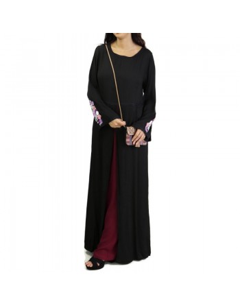 Abaya noire et intérieur bordeaux avec motifs fleuris sur les manches 