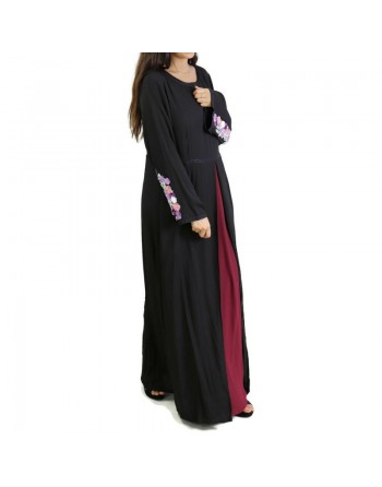 Abaya noire et intérieur bordeaux avec motifs fleuris sur les manches 
