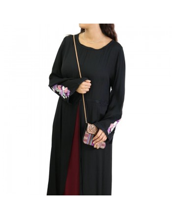 Abaya noire et intérieur bordeaux avec motifs fleuris sur les manches 
