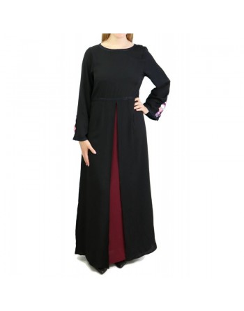 Abaya noire et intérieur bordeaux avec motifs fleuris sur les manches 
