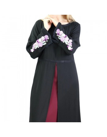 Abaya noire et intérieur bordeaux avec motifs fleuris sur les manches 