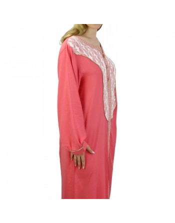 Robe à manches longues et broderies couleur rose saumon 