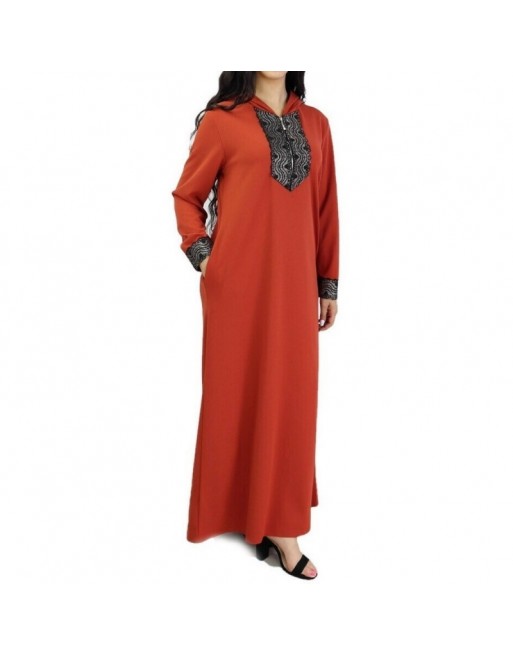 Robe longue type djellaba marocaine moderne avec capuche et motifs dorés - Couleur rouille Robe longue type djellaba marocaine moderne avec capuche et motifs dorés - Couleur rouille