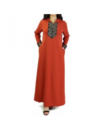 Robe longue type djellaba marocaine moderne avec capuche et motifs dorés - Couleur rouille 