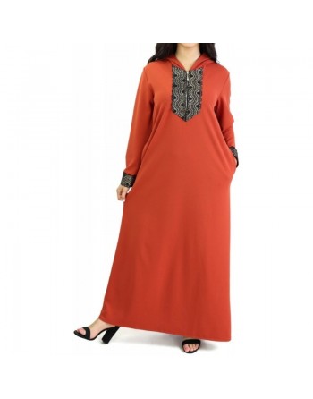 Robe longue type djellaba marocaine moderne avec capuche et motifs dorés - Couleur rouille 