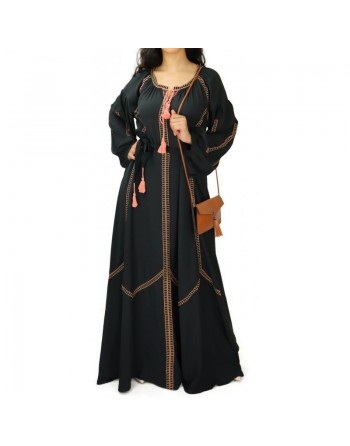Robe longue noire avec broderies modernes et ceinture 