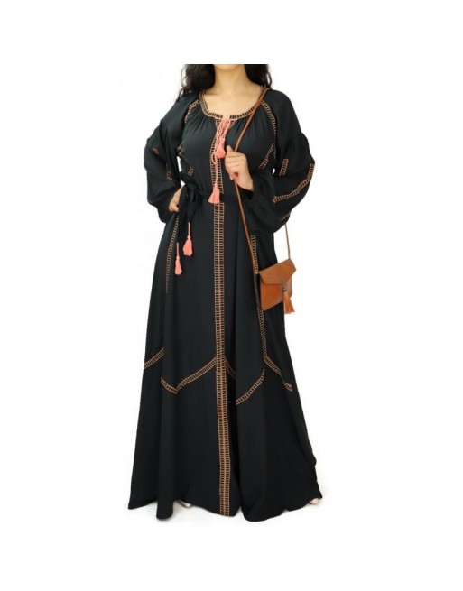Robe longue noire avec broderies modernes et ceinture Robe longue noire avec broderies modernes et ceinture