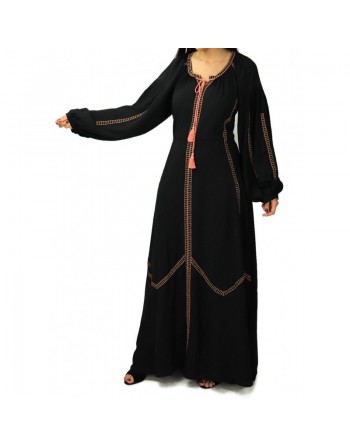 Robe longue noire avec broderies modernes et ceinture 
