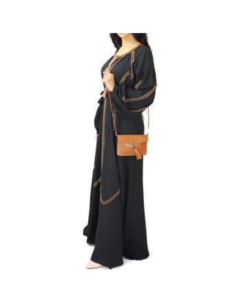 Robe longue noire avec broderies modernes et ceinture 