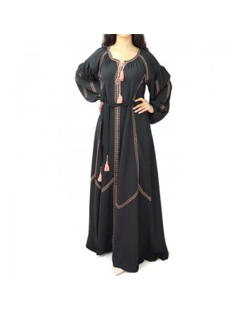 Robe longue noire avec broderies modernes et ceinture 