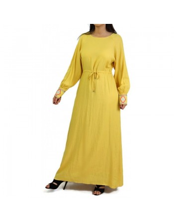 Robe longue jaune avec ceinture intégrée et broderies au niveau des manches 