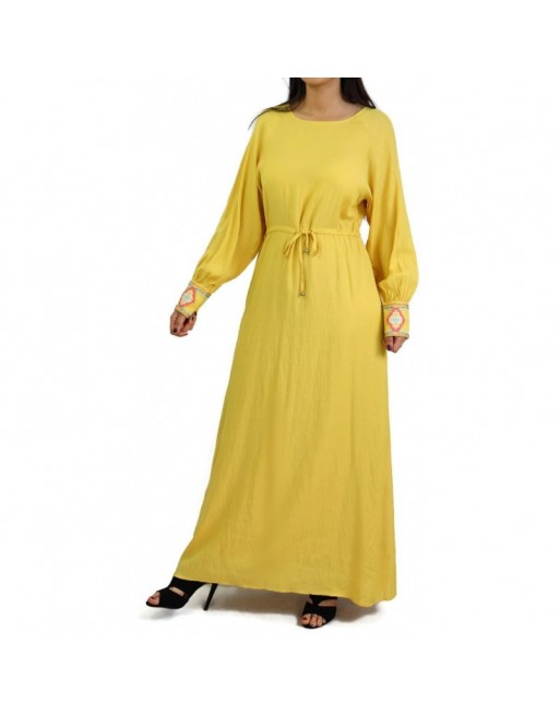Robe longue jaune avec ceinture intégrée et broderies au niveau des manches Robe longue jaune avec ceinture intégrée et broderies au niveau des manches