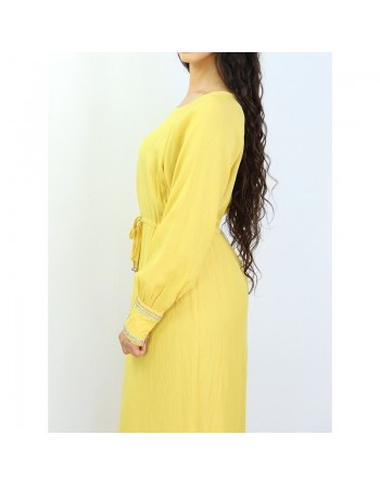 Robe longue jaune avec ceinture intégrée et broderies au niveau des manches 