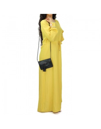 Robe longue jaune avec ceinture intégrée et broderies au niveau des manches 