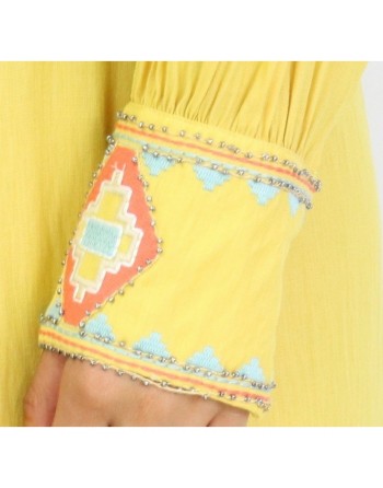 Robe longue jaune avec ceinture intégrée et broderies au niveau des manches 