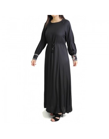 Robe longue noire avec ceinture intégrée et broderies au niveau des manches 