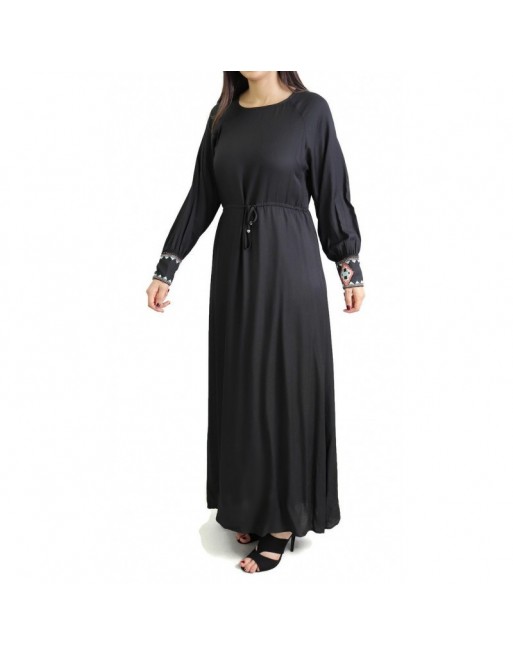 Robe longue noire avec ceinture intégrée et broderies au niveau des manches Robe longue noire avec ceinture intégrée et broderies au niveau des manches